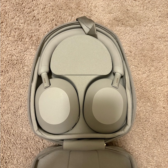 Sony WH-1000XM5 Headphones - Picture 2 of 6